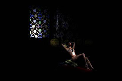 Una mujer en una imagen de la exposición 'Interior-noche', de Amine Oulmakki.