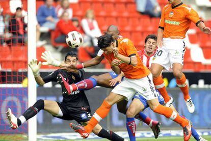 Mehmet Topal marca de cabeza el primer gol del Valencia en Gijón.