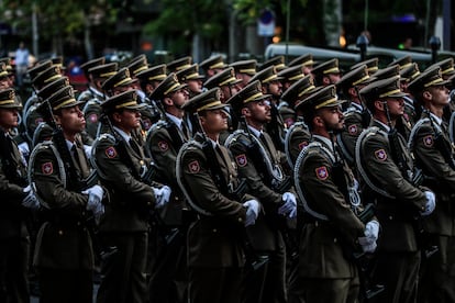 Efectivos del Ejército de Tierra esperan el arranque del desfile en el paseo de la Castellana, Madrid.