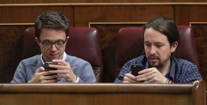 Íñigo Errejón y Pablo Iglesias en el Congreso de los Diputados.