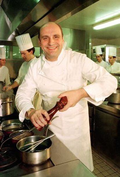 El chef Bernard Loiseau, fotografiado en la cocina de su restaurante en 1991.