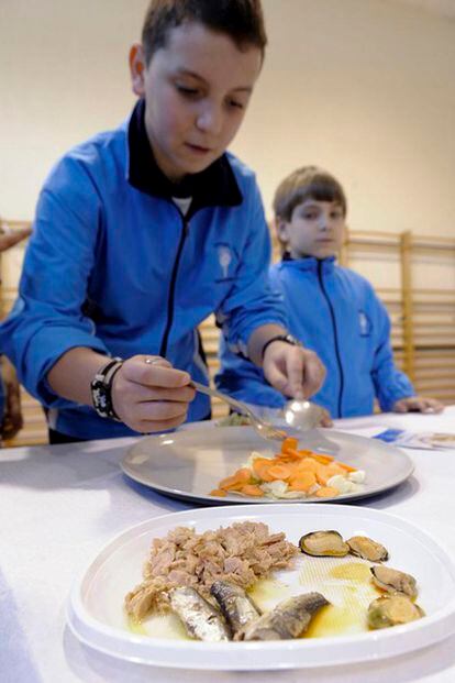 Unos 50.000 niños de toda España se acercarán al incomprendido pescado dentro de los talleres abiertos por el Fondo de Regulación y Organización del Mercado de los Productos de la Pesca y Cultivos Marinos, el FROM, que pretende que los niños entre ocho y doce años coman este producto cuatro veces a la semana.