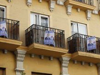 Anuncios de venta de viviendas en los balcones de un edificio de Madrid.