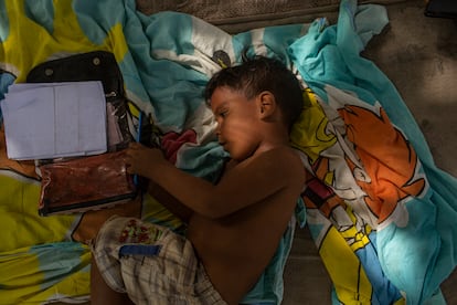 Un niño venezolano duerme en refugio RONDON II en Boa Vista, Roraima, Brasil, en octubre de 2020.
