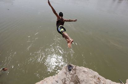 Un niño se lanza al río Tigris para bañarse en Ashmiya, al norte de Bagdad (Irak) donde están sufriendo una ola de calor.