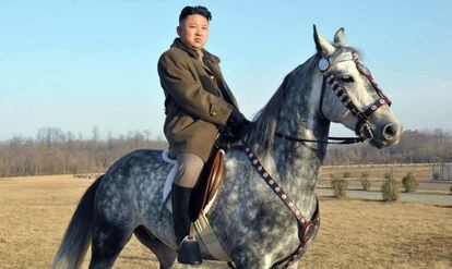 Kim Jong-un supervisa un entrenamiento militar montado a caballo