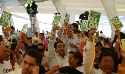 Delegados del partido de izquierda emiten sus votos en el Congreso. 