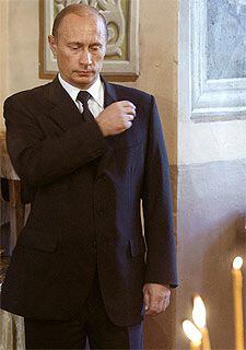 Putin se persigna en una iglesia de Moscú.