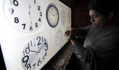 Un hombre ajusta su reloj en Ciudad de México.
