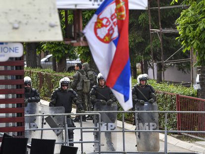 Efectivos de la KFOR vigilan el ayuntamiento de Zvecan, en el norte de Kosovo, este martes.