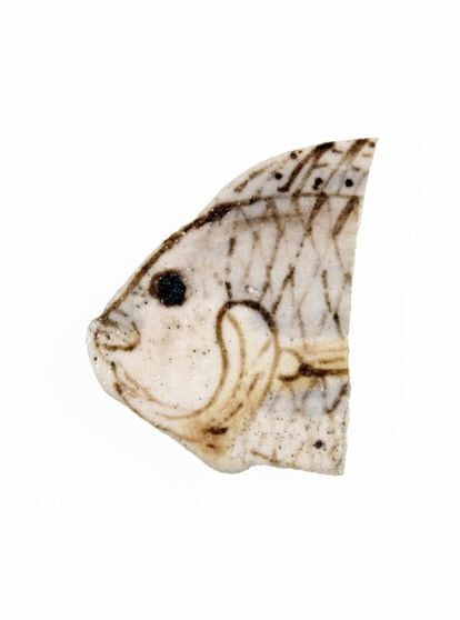 Fragmento de una baldosa con un dibujo de un pez.