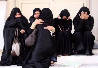 Un grupo de mujeres esperan fuera del hospital de Manama, Bahrain, donde han sido trasladados varios heridos durante los disturbios.