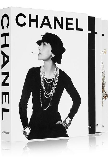François Baudot: 'Chanel' (Assouline, 47 euros)

Un pack perfecto para Navidad que recopila tres volúmenes sobre moda, joyería y perfumes de la maison respectivamente. Un despliegue del espíritu y legado de Coco Chanel actualizado de la mano de Karl Lagerfeld.