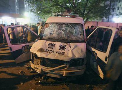 Un furgón policial destruido hace dos semanas por trabajadores de Dongguan (China).