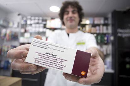 Un farmac&eacute;utico de Sevilla muestra la vacuna, este viernes, antes de entregarla a una de las ocho personas que tiene en lista de espera.
