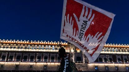 Un manifestante frente a Palacio Nacional, en la marcha del noveno aniversario de la desaparición, el 26 de septiembre de 2023.