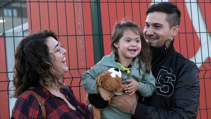 Ángela y Javier, con su hija Noa, a la que han denegado una plaza en un colegio de Oviedo.