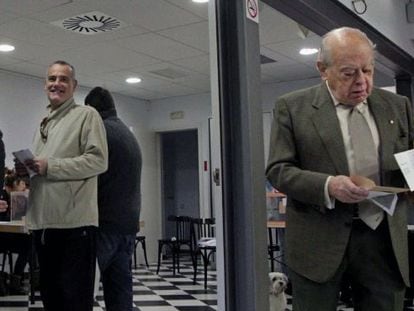 El expresidente de la Generalitat Jordi Pujol, prepara us papeletas en el colegio electoral de Barcelona donde ha votado esta ma&ntilde;ana, durante la jornada de elecciones generales en Espa&ntilde;a. 
