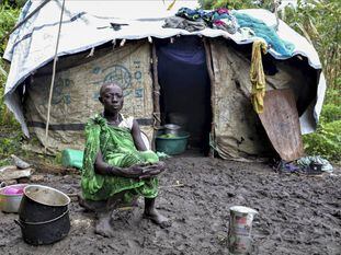 Una joven sentada frente a su vivienda después de que las fuertes lluvias destruyeron sus cultivos, en Lukurunyang, Sudán del Sur, el pasado 7 de septiembre. Las inundaciones han afectado a más de un millón de personas en África Oriental.