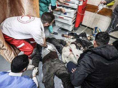 Un médico intenta reanimar a un hombre víctima de un ataque israelí, en el hospital Mártires de Al Aqda en Deir al Balah, en Gaza, el 6 de enero de 2024.