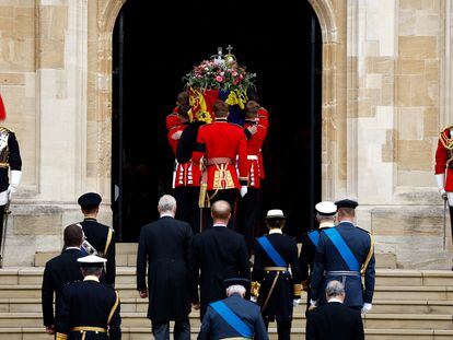 El féretro de Isabel II es trasladado al interior de la capilla de San Jorge en Windsor seguido por los miembros de la familia real.