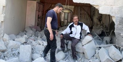 Un hombre permanece sentado sobre los escombros dejados por un bombardeo en Alepo, el que murieron algunos familiares.