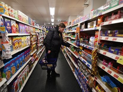 Un cliente en un supermercado de Londres, este miércoles