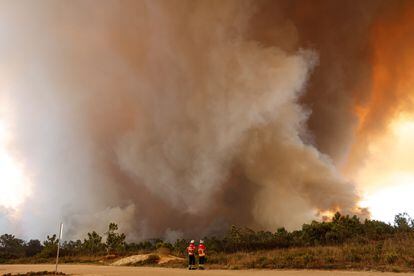 Bomberos trabajan para sofocar las llamas en el municipio de Odemira, Portugal, este lunes. 