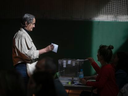 Una persona, a punto de depositar su voto en un colegio electoral de Barcelona.
