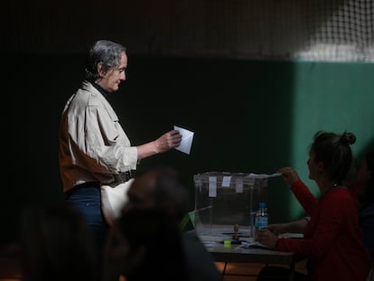 Una persona, a punto de depositar su voto en un colegio electoral de Barcelona.