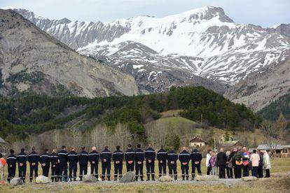 Familiares de las v&iacute;ctimas y miembros del equipo de rescate en el memorial por los fallecidos en el siniestro del avi&oacute;n de Germanwings. 