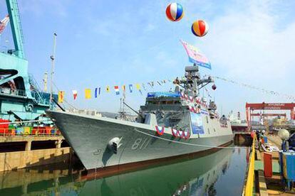 Vista de una fragata armada con misiles y sistemas de radar de alta tecnología en el muelle de Hyundai Heavy Industries en Ulsan (Corea del Sur) / Foto de archivo.