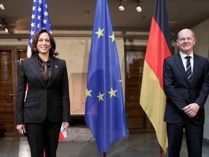 La vicepresidenta de Estados Unidos, Kamala Harris, y el canciller alemán, Olaf Scholz, el sábado en Múnich.