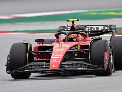 El piloto español de Ferrari Carlos Sainz Jr. durante la sesión de clasificación del Gran Premio de España de Fórmula 1 en el Circuito de Montmeló (Bacelona).