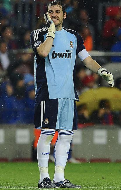 El portero del Real Madrid se ha tocado varias veces la cara para quejarse del árbitro
