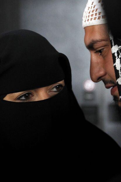 Jamila (antes Sandrine) y su compañero, Liès Hebbadj, charlan en un tribunal de Nantes (Francia) el 28 de junio de 2010.