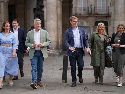 El candidato a lehendakari, Javier de Andrés, acompañado del líder del PP, Alberto Núñez Feijóo y la secretaria general del PP vasco, Esther Martínez (la segunda a la derecha), el pasado día 5 en Álava.