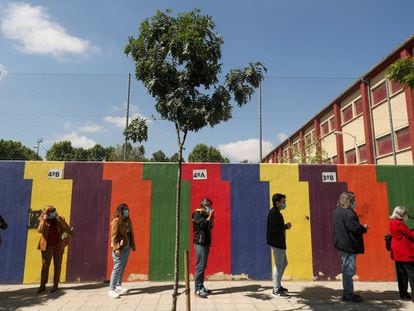 Votantes esperando en fila para votar el pasado 4 de mayo en las elecciones a la Comunidad de Madrid