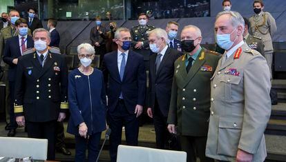 Stoltenberg (con mascarilla azul marino) y Wendy Sherman, junto a otros representantes de EE UU y Rusia, este miércoles en Bruselas.