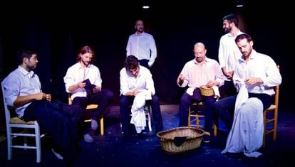 Momento de la adaptaci&oacute;n de Lorca interpretada en su totalidad por un grupo de hombres. 
