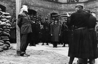 El periodista húngaro Ferenc Rajniss, político fascista, a punto de ser fusilado en Budapest el 12 de marzo de 1946 por su cargo como ministro en el Gobierno pronazi húngaro.