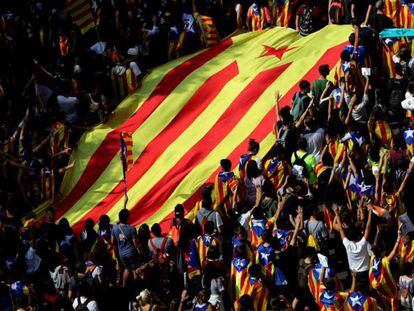 Manifestantes en la plaza de de la Universitat de Barcelona. 