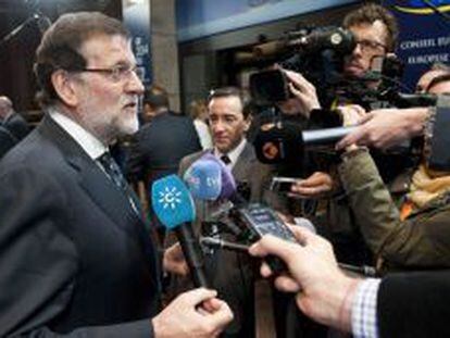 El presidente del Gobierno espa&ntilde;ol, Mariano Rajoy, atiende a la prensa al t&eacute;rmino de la cumbre informal de jefes de Estado y de Gobierno de la UE que ha analizado los resultados de las elecciones europeas, anoche en Bruselas. 