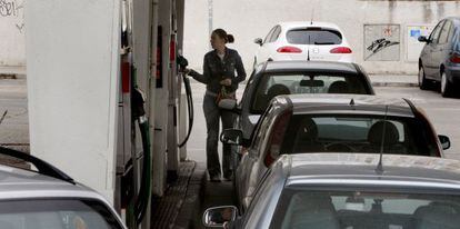 Una mujer reposta en una gasolinera de Madrid.