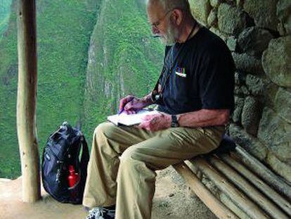 Oliver Sacks escribe en su diario en Machu Picchu (Perú) en 2006.