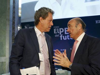 Guindos junto al Ministro de Economía y Finanzas de Perú.