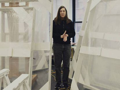 Jenny Holzer, en su estudio, situado en un almacén de Brooklyn (Nueva York). Dos ventanales más grandes que una pantalla de cine de las de antes dejan pasar la luz del exterior en la estancia.
