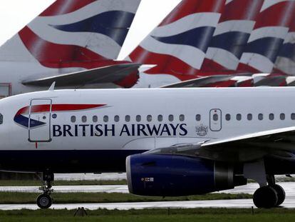 Aviones de British Airways aparcados en las cercanías de la terminal 5 del aeropuerto londinense de Heathrow.