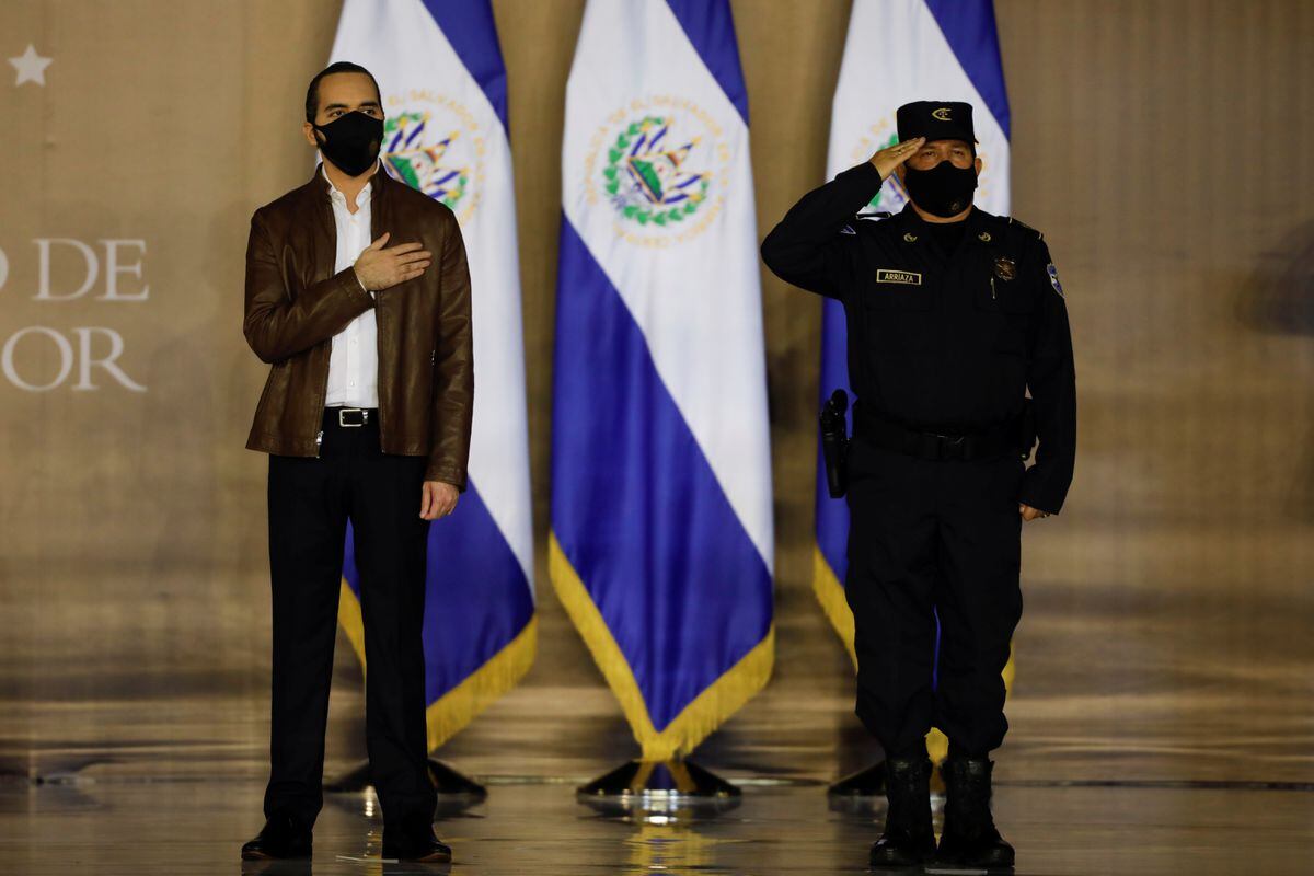 Nayib Bukele y Mauricio Arriaza Chicas, durante una ceremonia policial en San Salvador, el 30 de septiembre de 2020.
