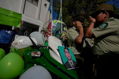 Carabineros lloran al paso del carro funerario del policía Daniel Palma, durante un acto en su honor, este jueves.